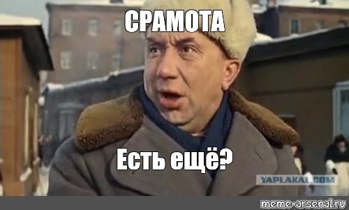 Подруга помогает вытащить заползшего в трусики краба