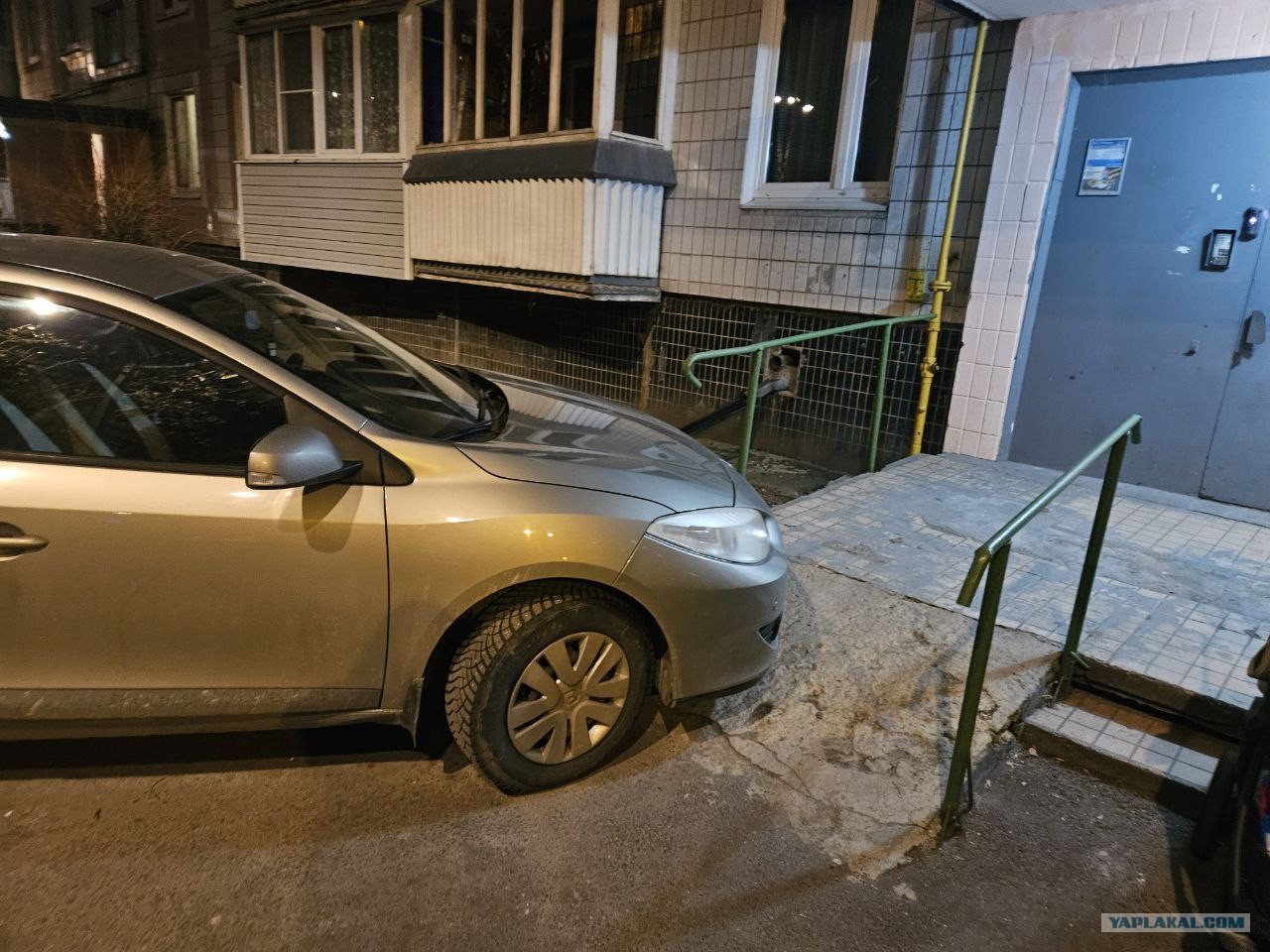 Автохам перегородил дорогу маме с ребенком