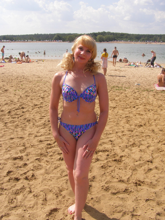 Дамы в шляпках и купальниках