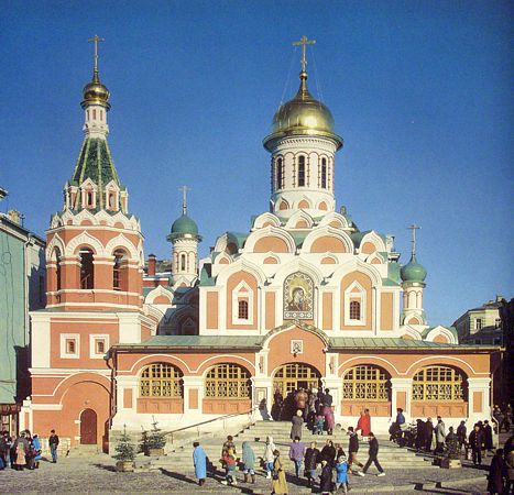 Какое-то существо на крыше храма