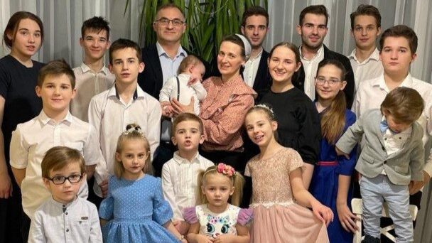Звание «Мать-героиня» присвоено 43-летней жительнице Соснового Бора Ольге Кравцовой. У неё 11 сыновей и 7 дочерей