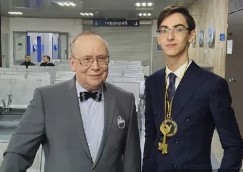 А ещё на каждом подъезде висел список жильцов поквартирно