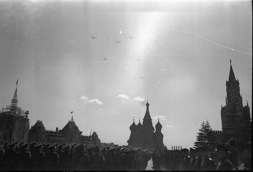 Мая 1951. Парад красная площадь 1951. Парад 1952 г на красной площади. Военно воздушный парад 1951. Парад 1 мая 1952 года в Москве.
