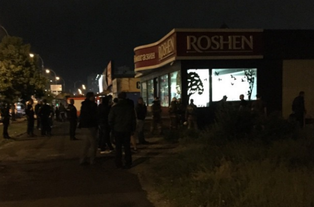 В Киеве на Оболони взорвали магазин Roshen