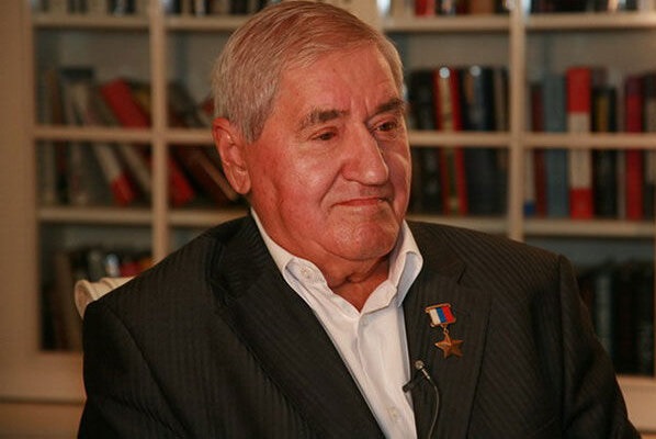 Какой подвиг совершил разведчик Козлов, два года просидевший в камере смертников.