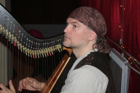 Почему мужики не могут играть на арфе?