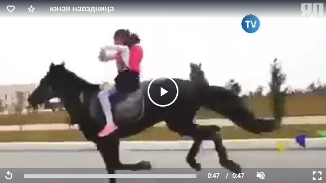 Азербайджан: 9-ти летняя школьница едет в школу на занятия