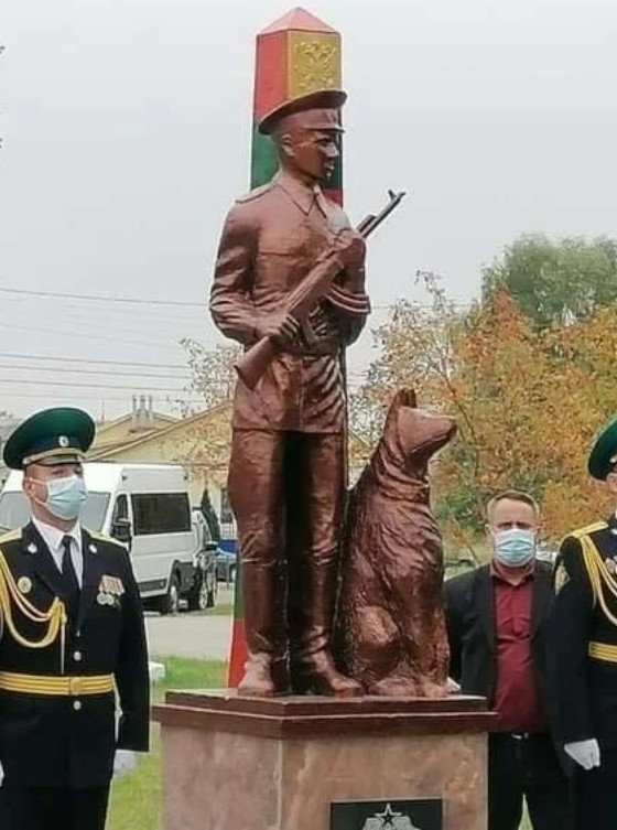 Краснодарцы раскритиковали памятник кубанским участковым