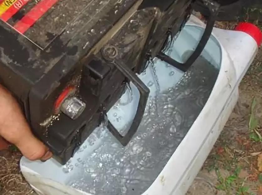 Вытек аккумулятор что делать. Ремкомплект токовыводов акб авто. Окислившиеся клеммы аккумулятора. Потёк аккумулятор в машине. Вытек аккумулятор что делать.