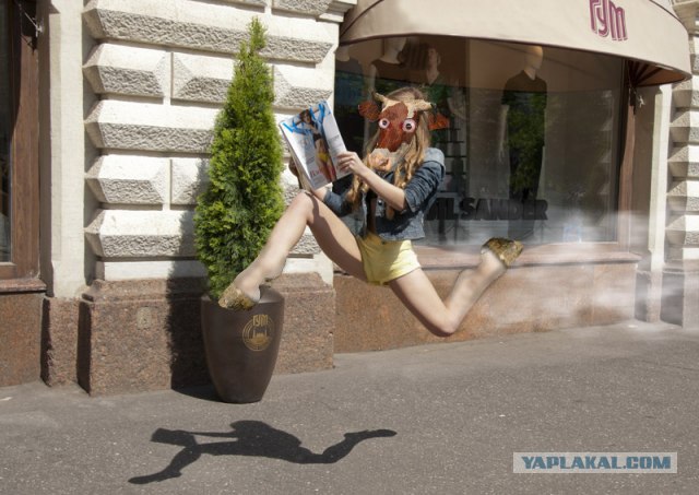 Фотожаба: Читает журнал на лету