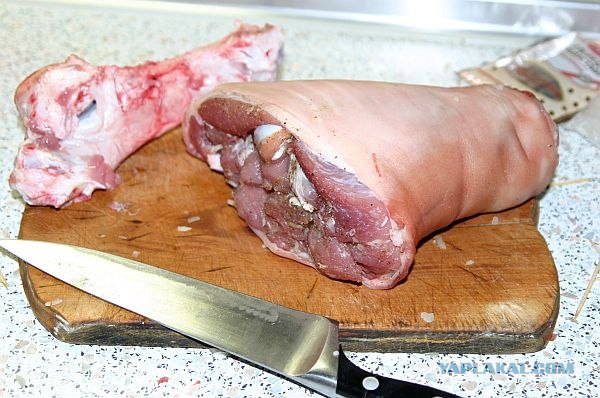 Рулька фаршированная печеная с овощами