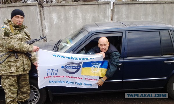 Воронка после взрыва под Донецком