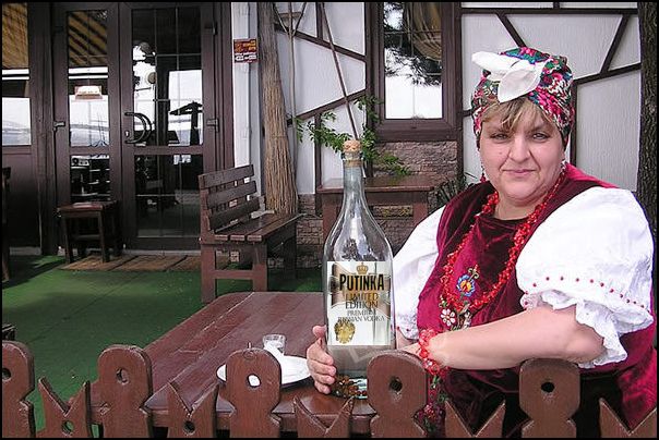 Подальше от леденцов и шоколада: активисты предлагают запретить продажу алкоголя в мелкой таре на кассах