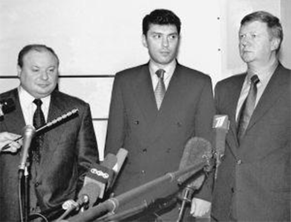 Активисты SERB разгромили мемориал Немцова и порвали венок, возложенный Болтоном