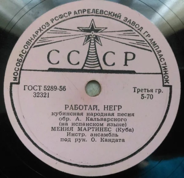 Очень душевно поет песню