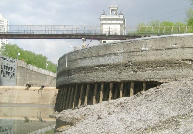 На дне. Когда в канале нет воды (Тушино - между 7 и 8 шлюзами)