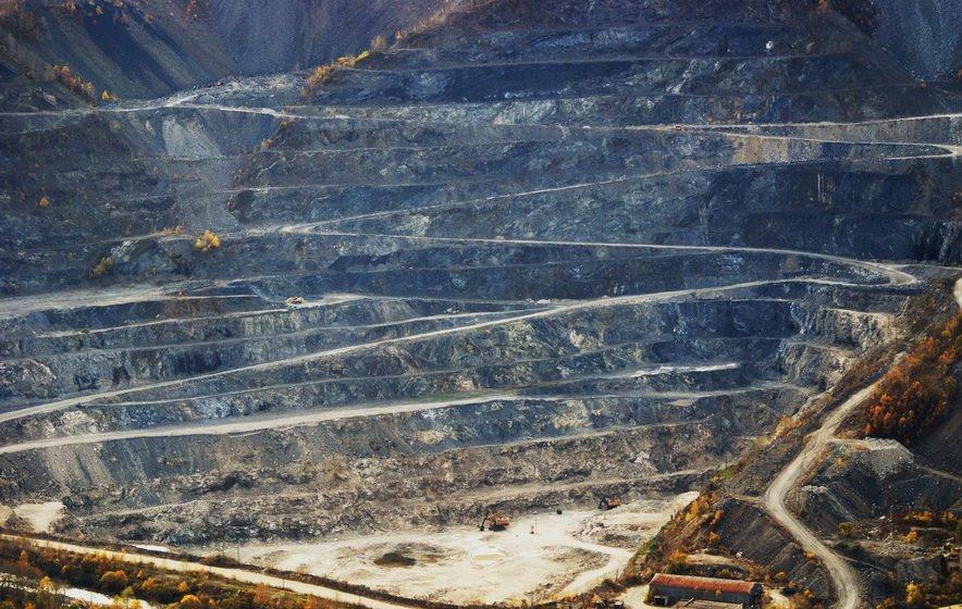 карьерный самосвал катерпиллер. добыча минерального сырья. горнозимическая промышленность. горнорудная промышленность. горно химическая отрасль.