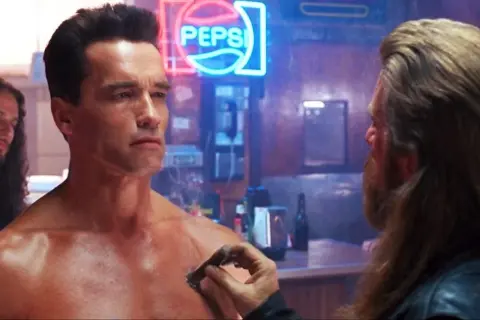 Милота дня: бабушка показала своего кота, на просьбу показать код в ПВЗ