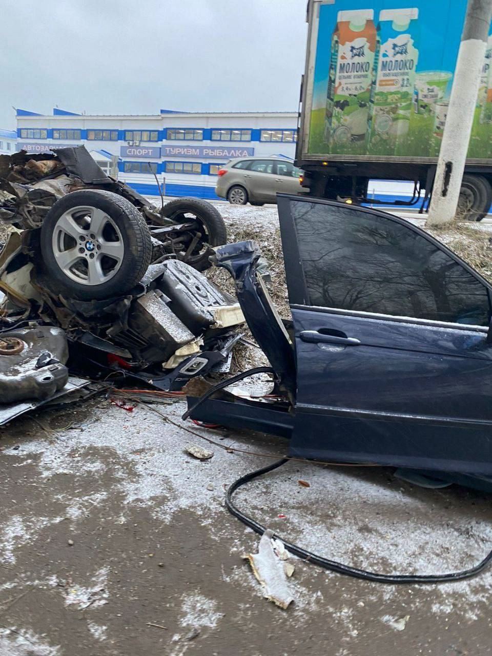 В Подмосковье BMW разорвало напополам при сильном ударе об столб