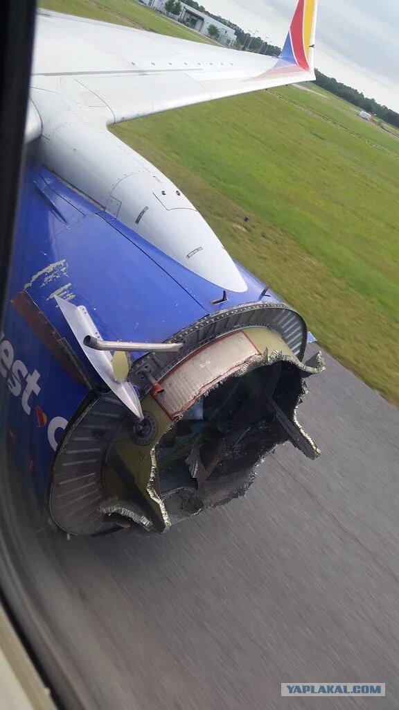 На пассажирском самолете взорвался двигатель прямо во время полета