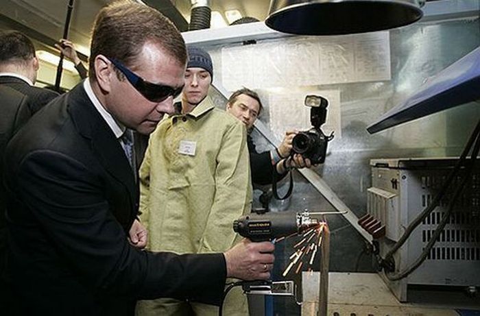 Веселое последние новости. Фото Медведева прикольные. Медведев забавные фото. Смешные фото Дмитрия Медведева.