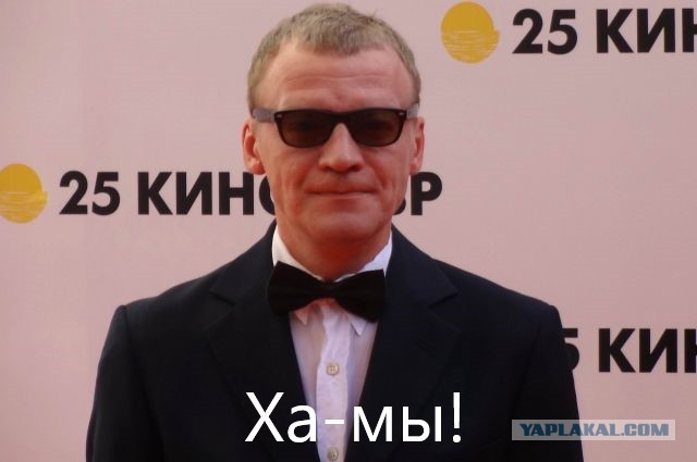 Камеры наблюдения сняли драку между двумя болельщиками после хоккейного матча в Сергиевом Посаде