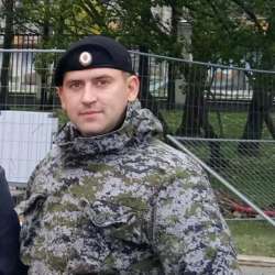 Росгвардия отрицает принадлежность к ней бойца, ударившего девушку в живот 