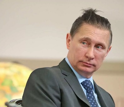 СК занялся историей сибирского школьника, которому запретили носить хипстерский пучок