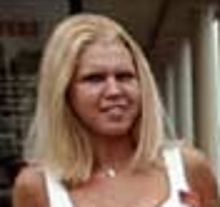 Официантки ресторана Hooters выносят воду протестующим феминисткам. США, 2000-е