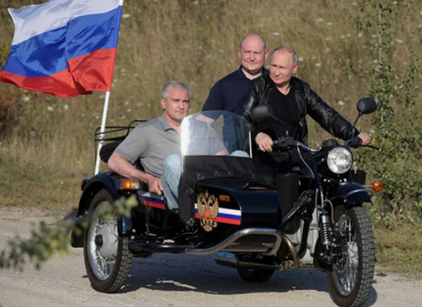 Путин подарил мотолюбителю с Аляски новый Урал, российские владельцы Харлеев ждут ответного шага от Трампа