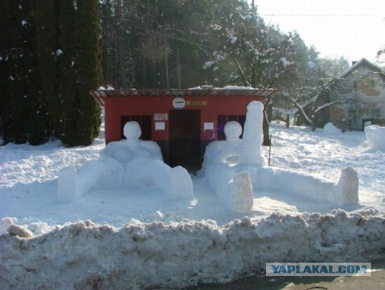Неприличная скульптура из снега.