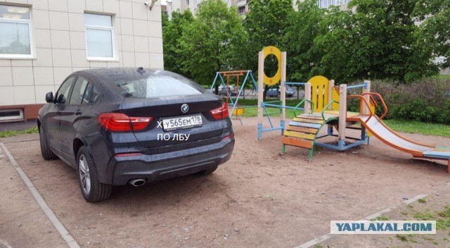 Дама на BMW... в детской песочнице!