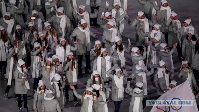 Спортсмены из России прошли по стадиону в Пхёнчхане под флагом Олимпиады