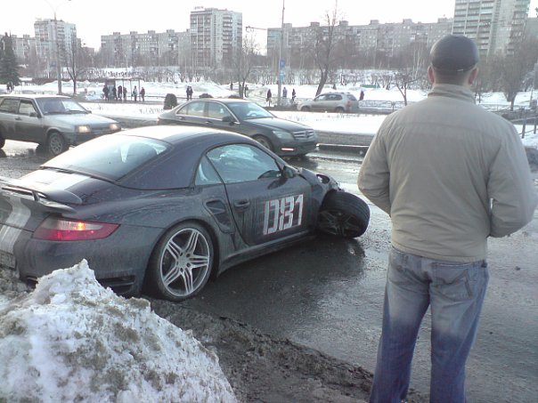 Пермяк разбил Porsche 7 фот