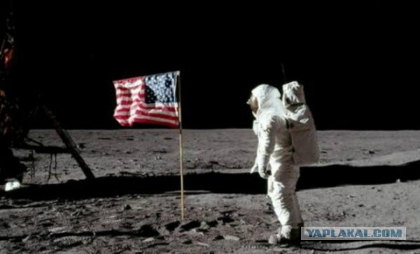 У лунных фотографий увеличили четкость и в деталях разглядели отражение на шлеме Армстронга
