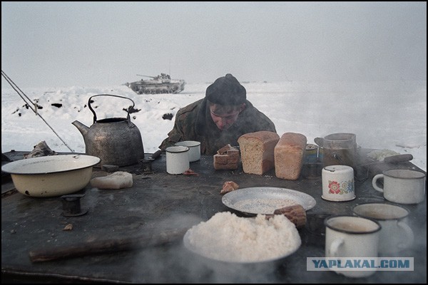 «Шведский стол» в солдатской столовой