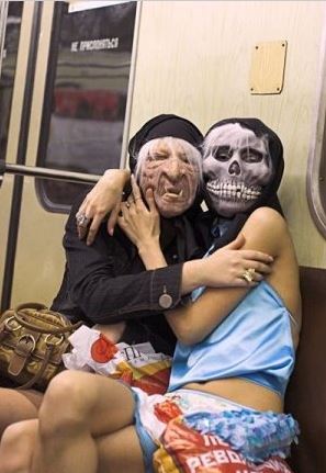 Пассажиры в метро.