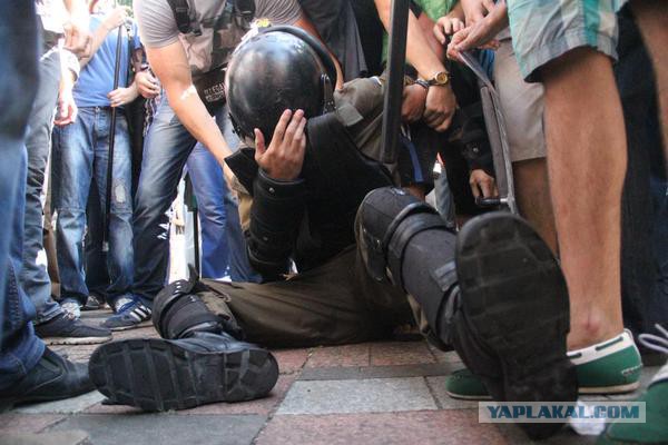 Митингующие в Киеве штурмуют здание Рады