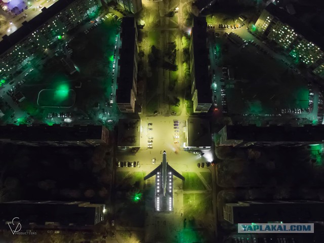 Самолет во дворе