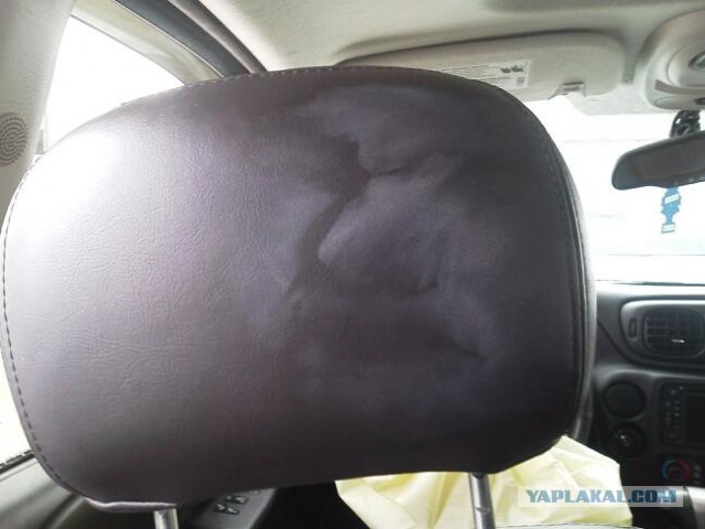 Едет пацанчик, сигаретку покуривает