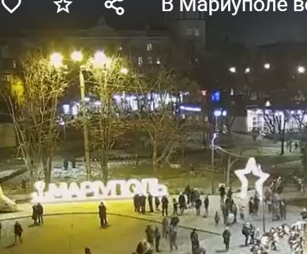 В Мариуполе ветер повалил центральную новогоднюю ёлку