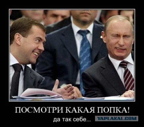 FEMEN показали Путину и Меркель голые груди:))