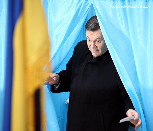 На участок к Януковичу пришли голые девушки