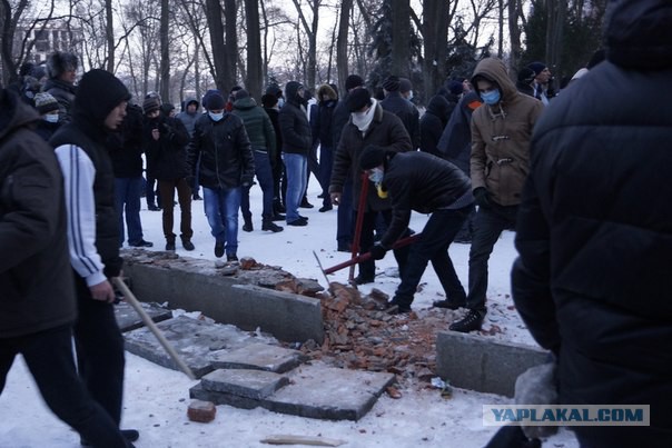 В Запорожье начался штурм здания обладминистрии