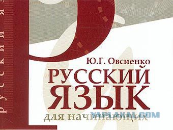 Водитель в Москве не дает эвакуировать свой авто