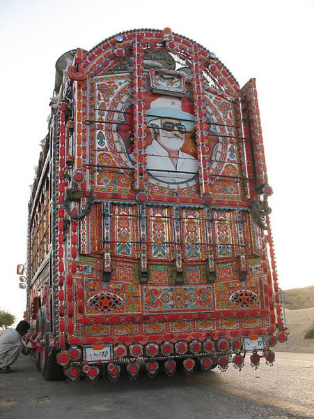 Почему дальнобойщик в Пакистане тратит на украшение грузовика больше, чем на свадебное платье для невесты