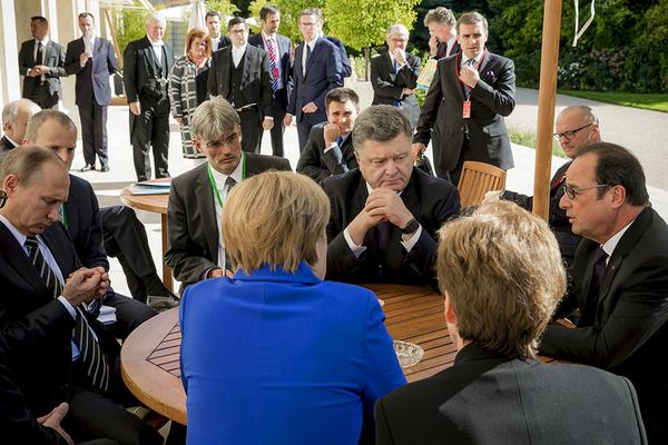 Порошенко и Путин пожали друг другу руки