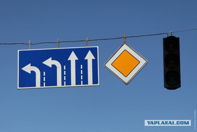 Кто уступает?