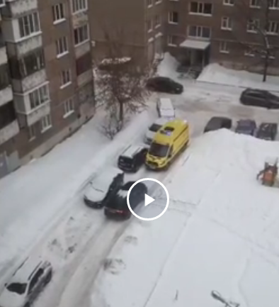 Перекрыл дорогу скорой в Ижевске