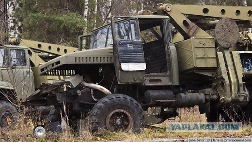 Вечный ремонт. Заброшенная военная техника.